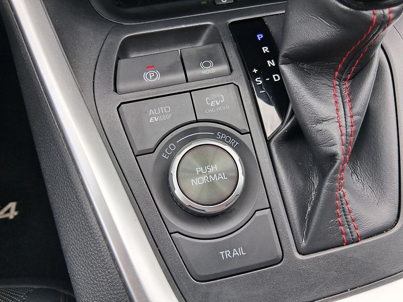 Toyota RAV4 EXECUTIVE JBL PHEV 4x4 225 kW - fotka 23 z 39