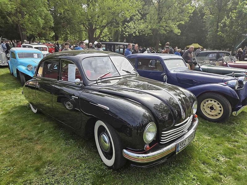 Habrovany cestovaly časem. Park zaplnily historické automobily i motorky.