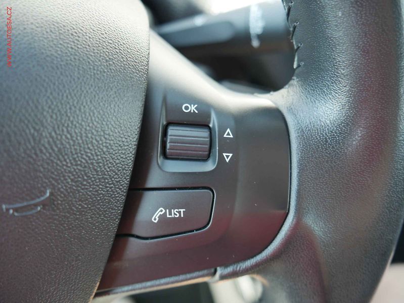 Peugeot 2008 (2017) 1.2PT, ČR, AC, tempo - fotka 14 z 16