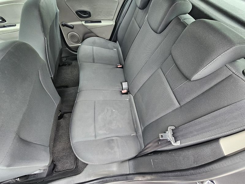 Renault Mégane (2010) 1.6i , KLIMA - fotka 13 z 17