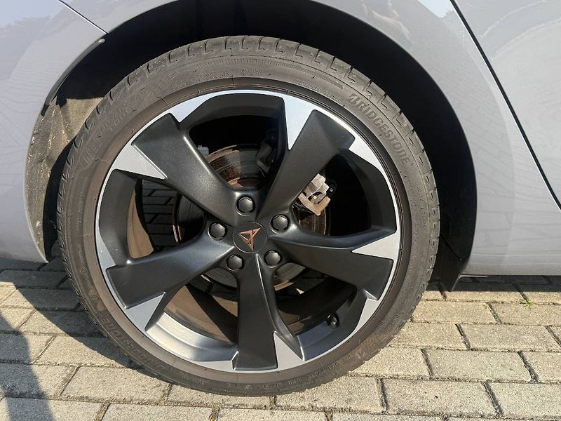 Cupra Leon (2023) 1.5 eTSI  DSG 150k - fotka 7 z 38