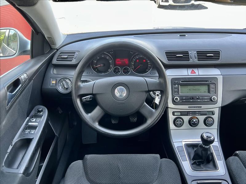 Volkswagen Passat 2,0 FSI  COMFORTLINE - fotka 21 z 28