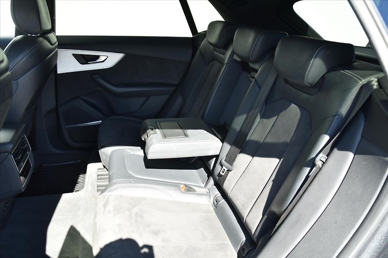 Audi Q8 50 TDI QUATTRO S-LINE ČR - fotka 11 z 35