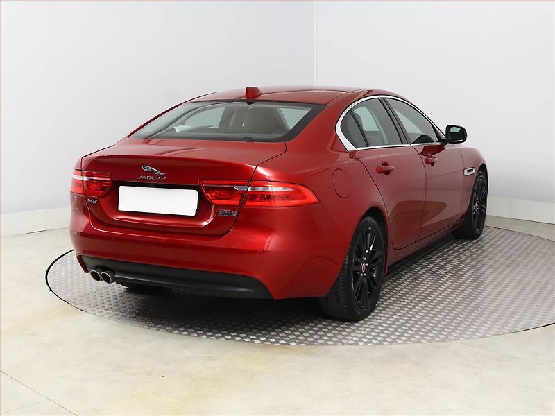 Jaguar XE (2016) 20d AWD, 4X4, Automat - fotka 5 z 16