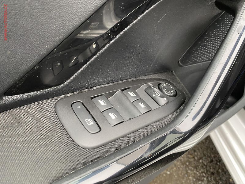 Peugeot 208 (2017) 1.2PT, Allure, AT, navi, TZ - fotka 13 z 16