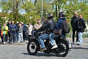 Automobiloví a motocykloví veteráni se vydali v neděli na tradiční jízdu Ze zámku na hrad. Start byl na Horním náměstí v Přerově, kde si lidé užili bohatý program.
