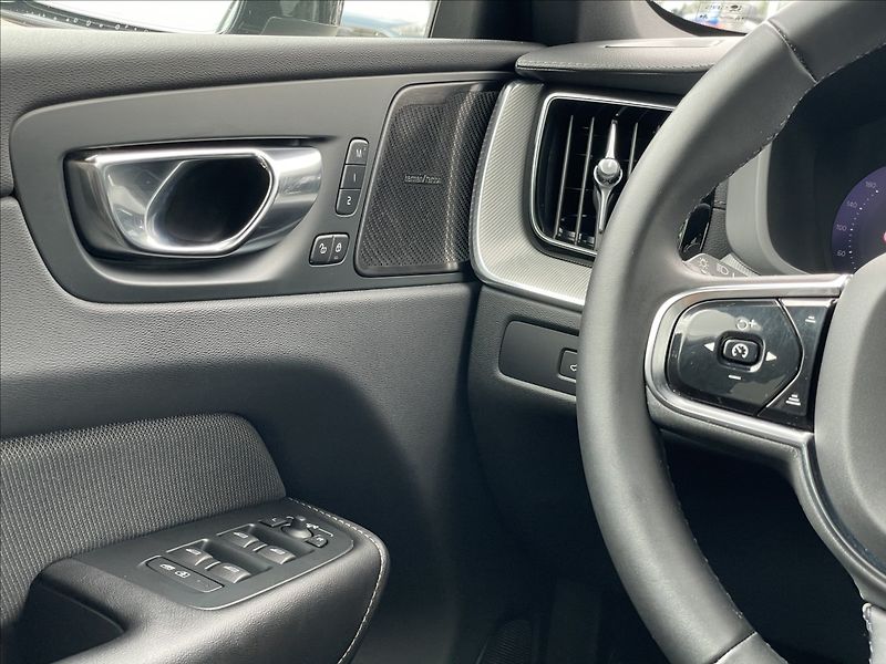 Volvo XC60 2,0 B4 A8 Ultimate Dark - fotka 13 z 23