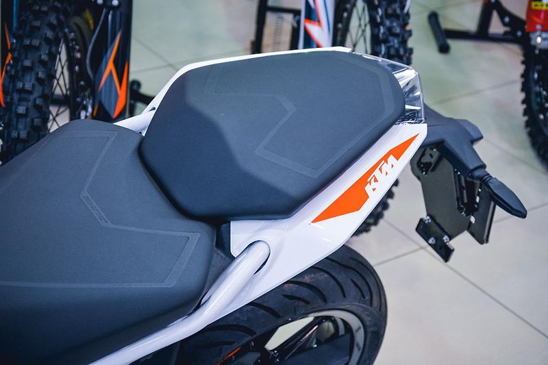 KTM 390 Duke Akrapovič 0KM - fotka 8 z 14