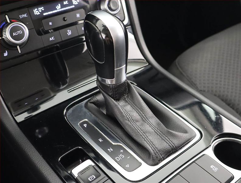 Volkswagen Touareg (2016) 3.0 TDI, 4X4, Automat - fotka 13 z 24