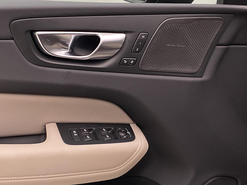 Volvo XC60 B5 AWD PLUS DARK AUT CZ 1.maj. - fotka 22 z 57