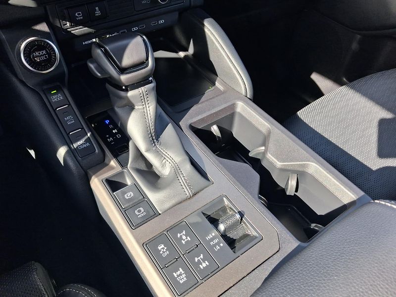Toyota Land Cruiser 2.8 D-4D 6AT Executive MHEV AW - fotka 19 z 29