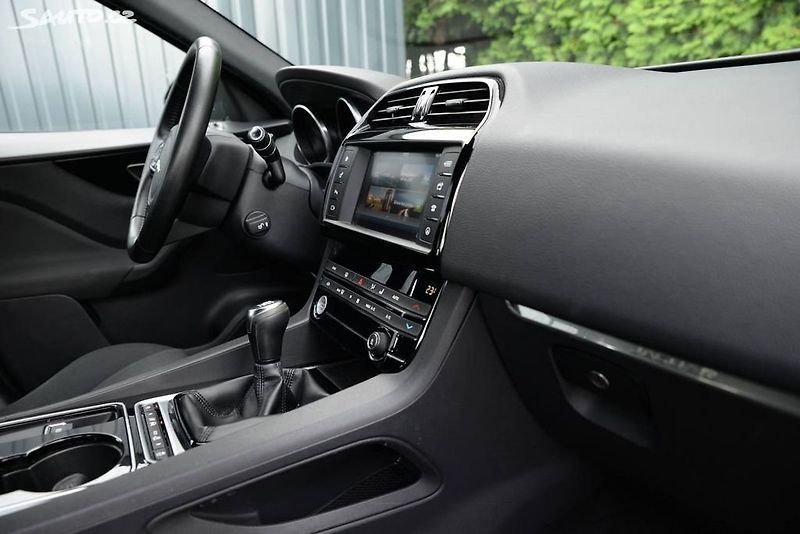 Jaguar F-Pace (2017) 2.0D  DPH - fotka 12 z 21