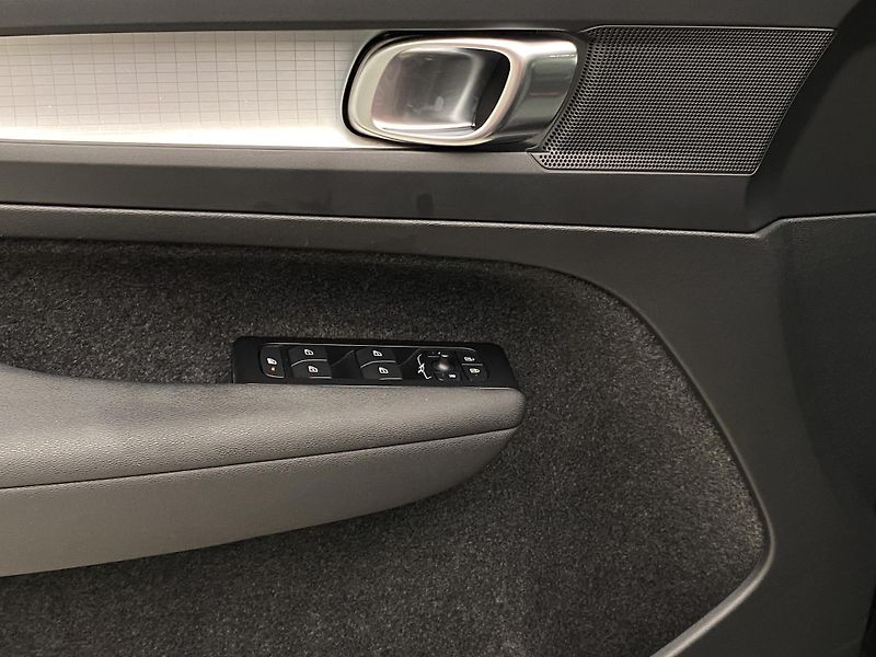 Volvo XC40 T2 MOMENTUM REZERVACE - fotka 27 z 44