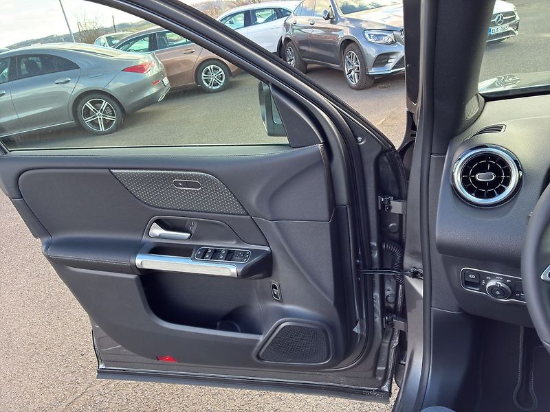 Mercedes-Benz GLB 180 d - fotka 22 z 26