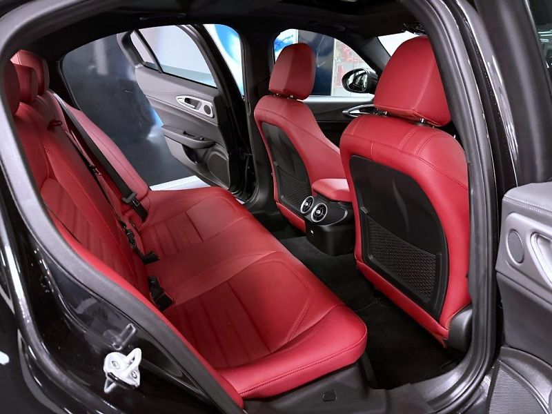 Alfa Romeo Giulia (2024) 2.0T 280k AT8 ZF Q4 4x4 Veloce - fotka 8 z 23