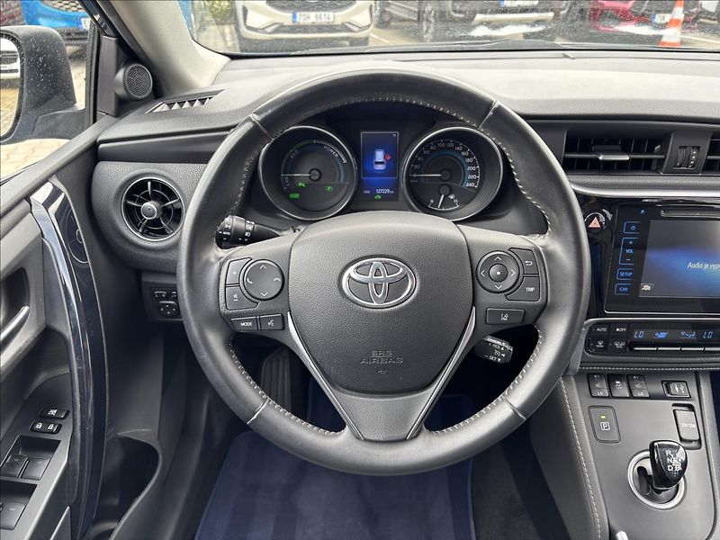 Toyota Auris 1,8 Hybrid e-CVT TS Executive - fotka 17 z 36