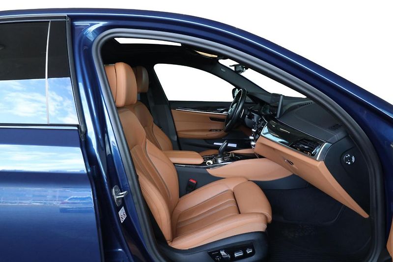 BMW Řada 5 M550i xDrive - fotka 22 z 30