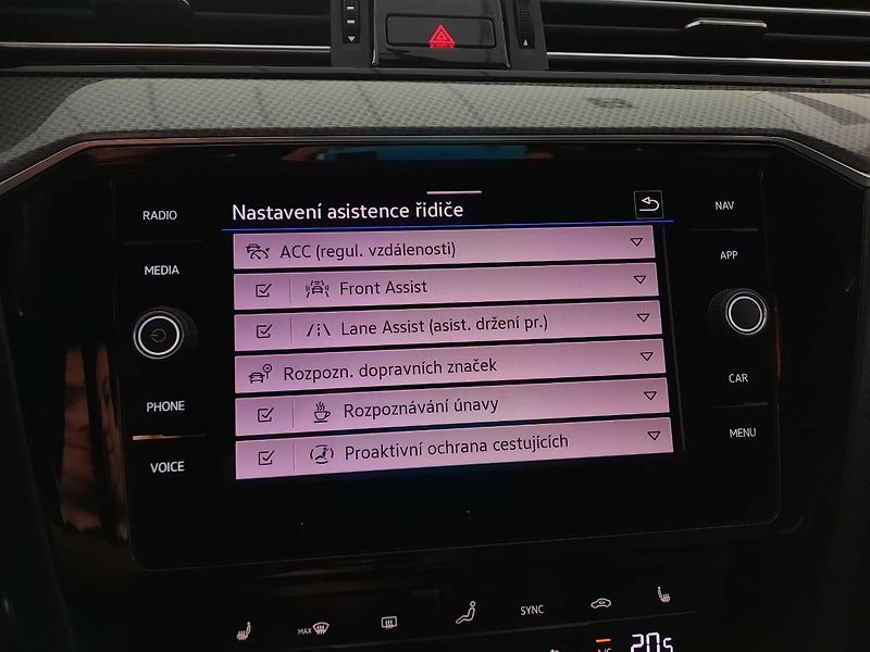 Volkswagen Passat (2023) 2.0 TDI 4Motion (147kW/200k) D - fotka 17 z 26