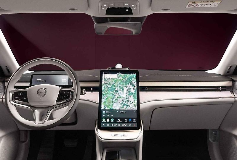 Nové Volvo ES 90 jsme projížděli ve středních Čechách.