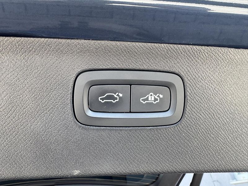Volvo XC90 B5 (nafta) AWD PLUS DARK - fotka 33 z 51