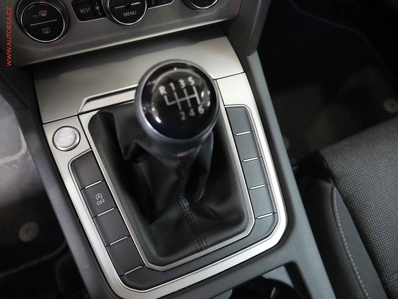 Volkswagen Passat (2018) 2.0TDi, LED, navi - fotka 24 z 27