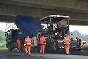Stavba dálnice D1 mezi Říkovicemi a Přerovem je v plném proudu. V těchto dnech se pokládají asfaltové vrstvy na přeložce Tovačovské ulice.