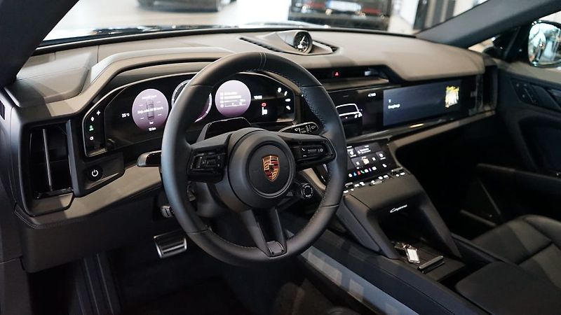 Porsche Cayenne Electric 360 Pano Display spol - fotka 6 z 9