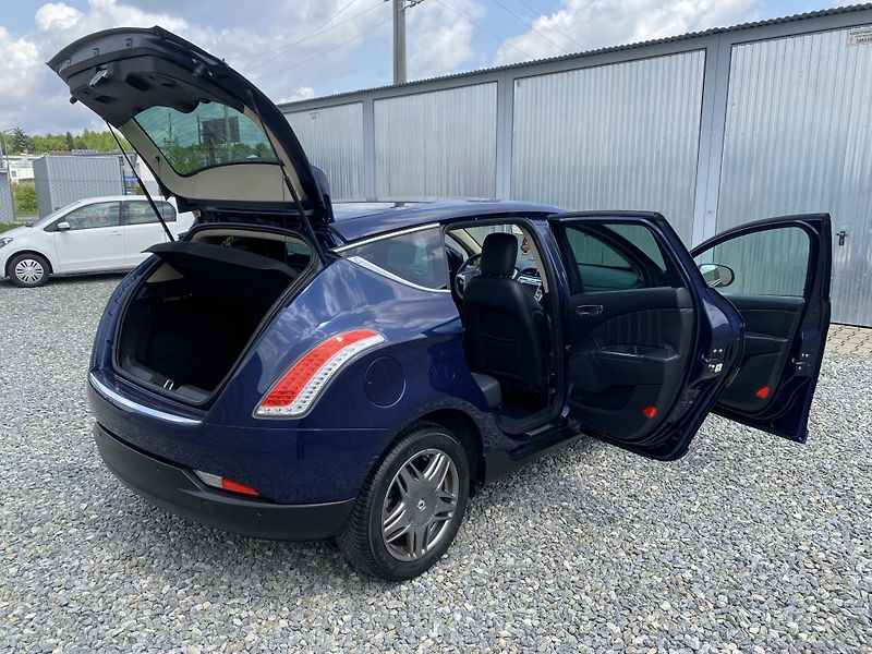Lancia Delta 2.0JTD 165PS SPORT NAVI SERVIS - fotka 141 z 169