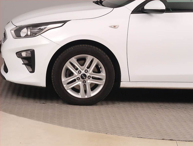 Kia Ceed (2022) Fresh 1.6 CRDi MHEV, ČR,1.maj - fotka 14 z 15