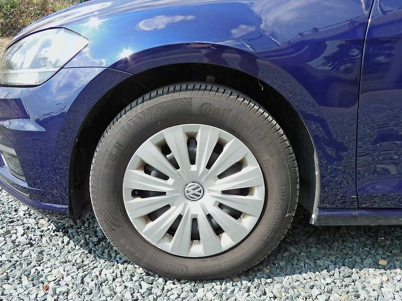 Volkswagen Golf 1.0TSI 81kW AutoAC Temp. 2xPDC - fotka 24 z 27