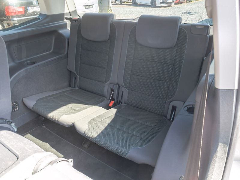 Volkswagen Touran (2014) 1.6TDI 77KW DSG NAVI – 7 SEDAD - fotka 39 z 50