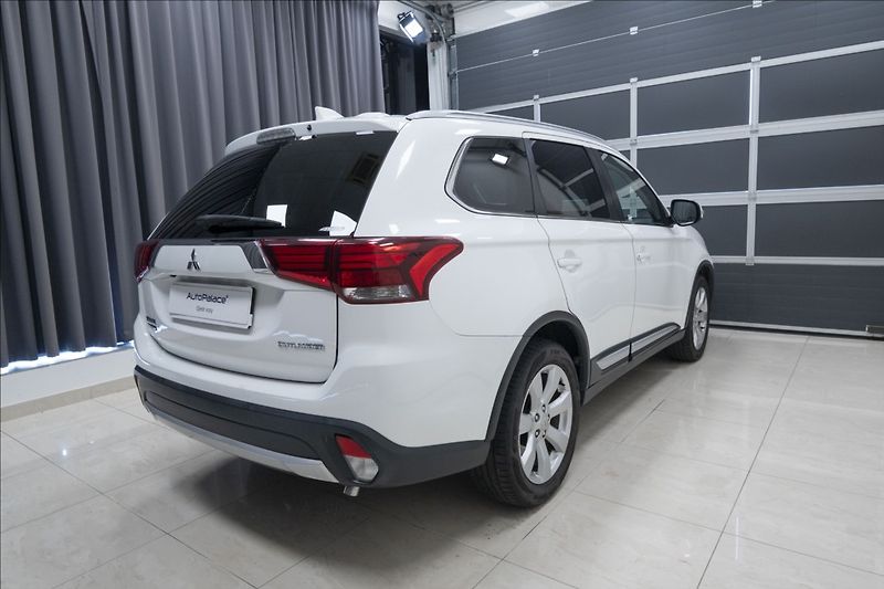 Mitsubishi Outlander 2,0 MIVEC AWD AT INTENSE ČR - fotka 4 z 33
