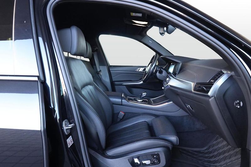 BMW X5 M50d - fotka 22 z 27