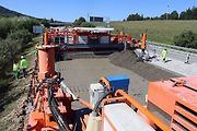 Poslední letošní opravovaný úsek dálnice D5 dostává nový cemento-betonový povrch.