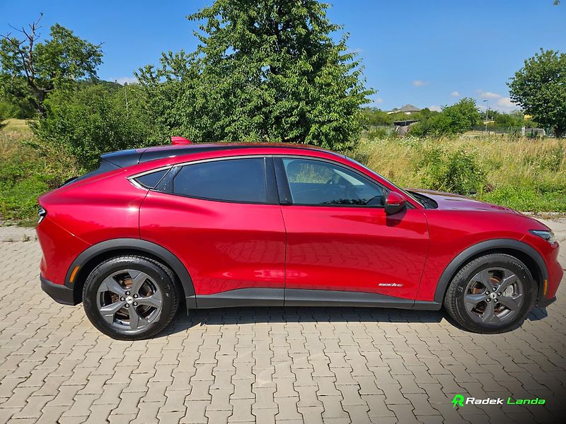 Ford Mustang Mach-E (2021) Mach-E 76 kWh - fotka 3 z 19