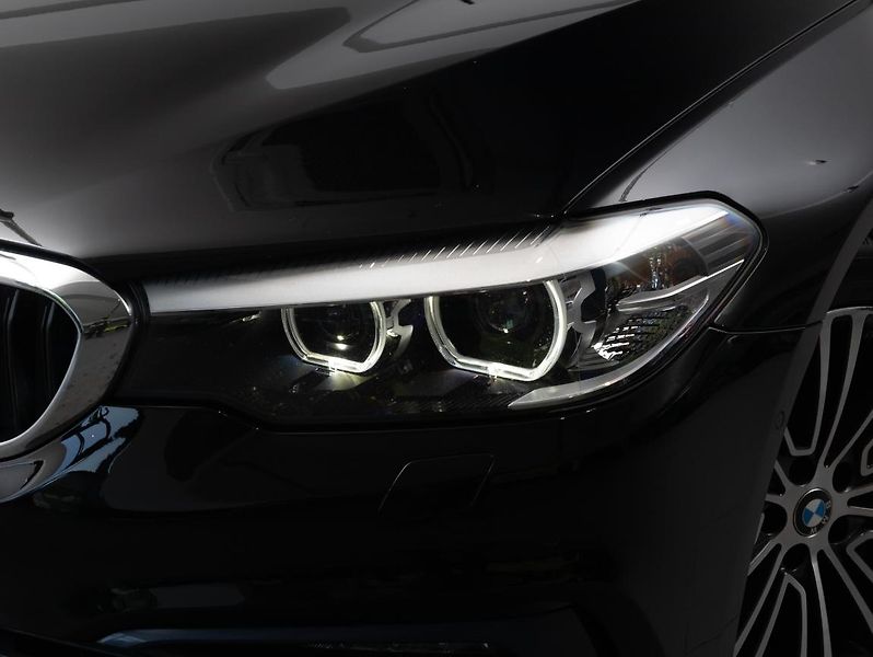 BMW Řada 5 540i xDrive Touring - fotka 8 z 22