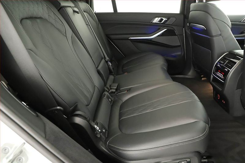 BMW X7 (2024) M60i, 7míst, Vzduch, 360°, ACC - fotka 7 z 23