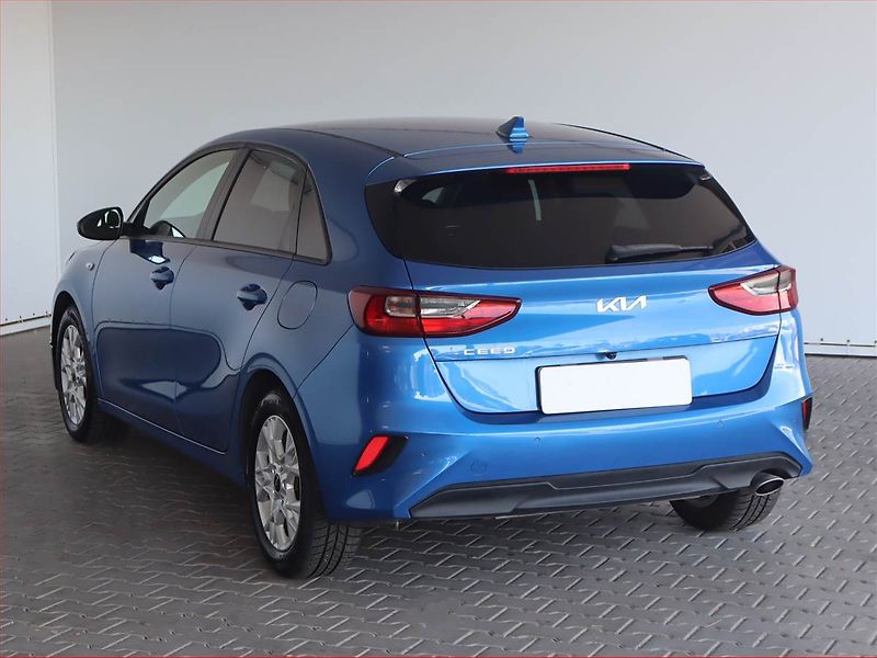 Kia Ceed (2022) Silver 1.5 T-GDI, Serv.kniha - fotka 4 z 20