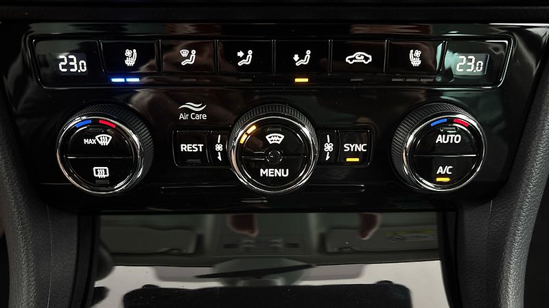 Škoda Superb 2.0 TDI DSG 4x4 L&K Combi - fotka 13 z 34