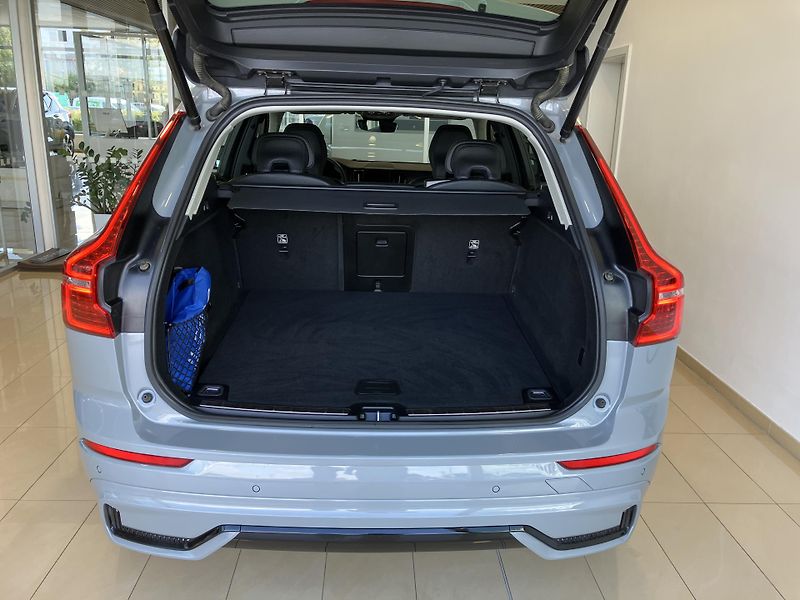 Volvo XC60 B4 AWD PLUS DARK AT8, ČR - fotka 9 z 41