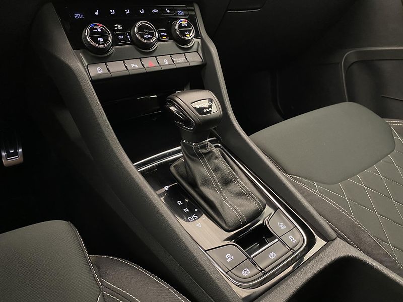 Škoda Karoq 2.0TSI SPORTLINE 4x4 REZERVACE - fotka 26 z 55