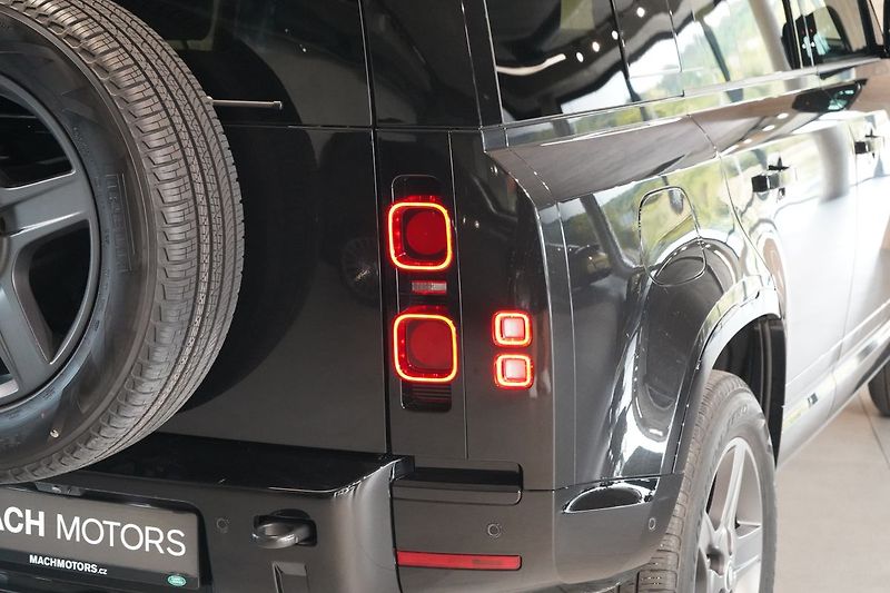 Land Rover Defender 110 D300 X-Dynamic SE - fotka 9 z 42
