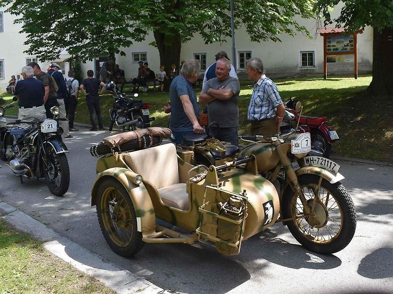 Tradiční závod S kopce do kopce si nenechalo letos ujít na sedm desítek posádek historických automobilů a motocyklů.