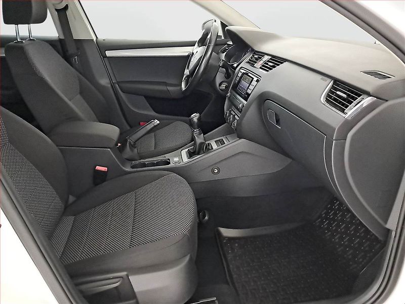 Škoda Octavia (2014) 1.6 TDI, Tempomat - fotka 9 z 15