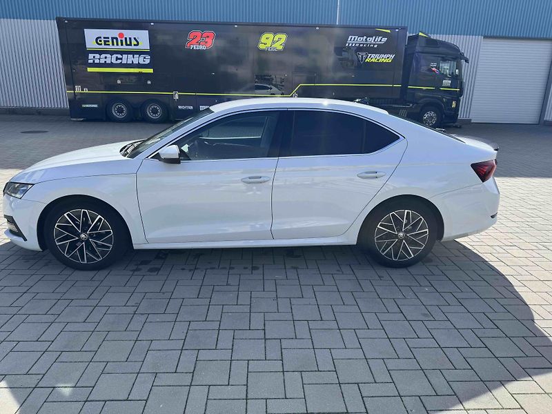 Škoda Octavia (2021) 2.0 TDI DSG Sport Packet - fotka 2 z 13