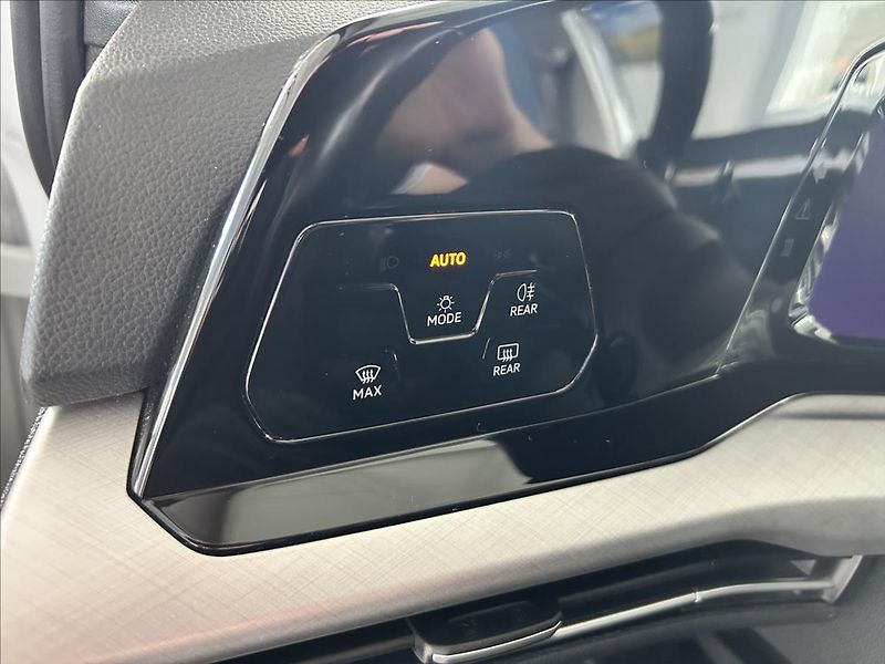 Volkswagen Golf 1,5   TSI,96kW,SERVISKA,LIFE - fotka 9 z 28