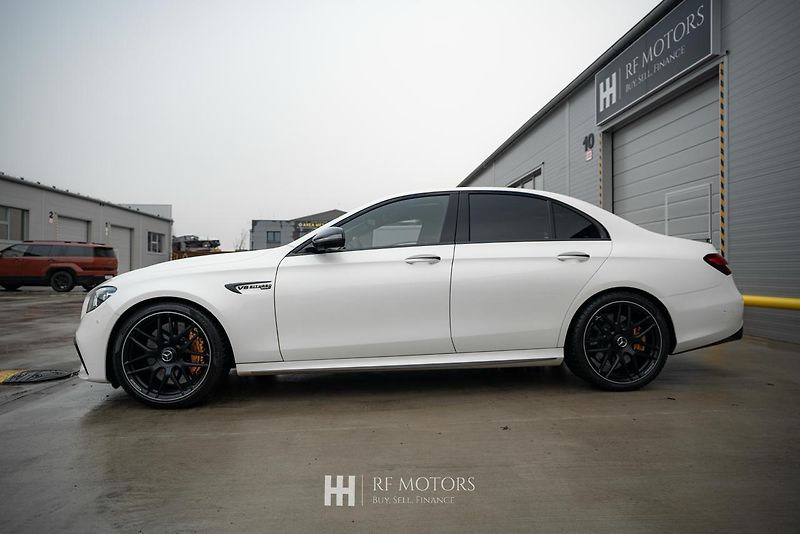 Mercedes-Benz Třídy E (2022) AMG E63 S 4MATIC 450kW - fotka 12 z 56