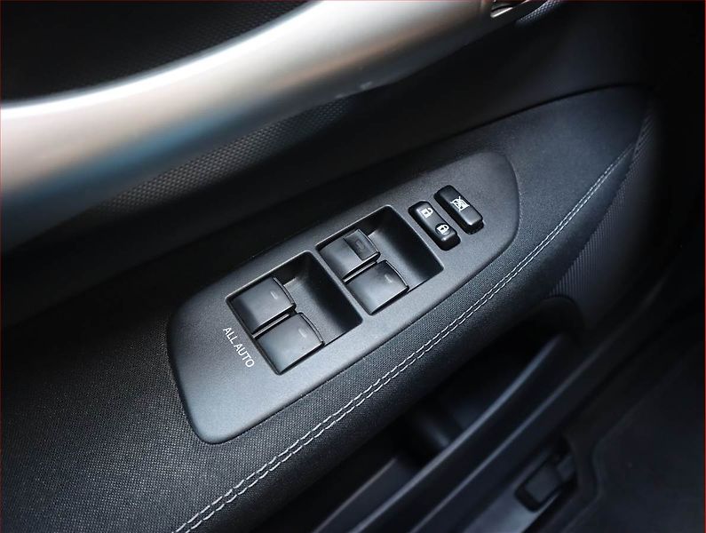 Toyota Auris (2012) 1.4 D-4D, Navi, Vyhř. sedaček - fotka 13 z 17