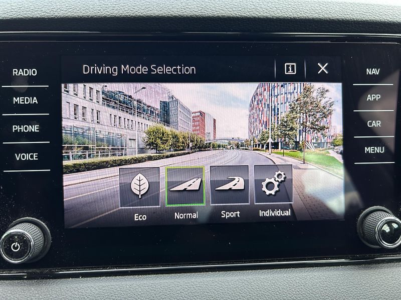 Škoda Karoq (2019) 2.0 TDi 110 KW naj.93 tis km - fotka 22 z 29