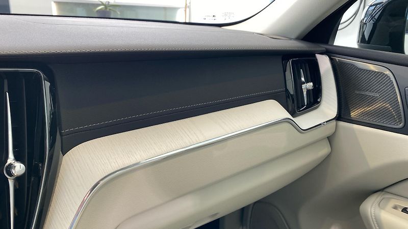 Volvo XC60 (2026) ULTRA DARK, B5 AWD, 184+10 kW - fotka 10 z 15